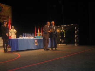 Momento de la entrega del premio al ayuntamiento de Coslada.